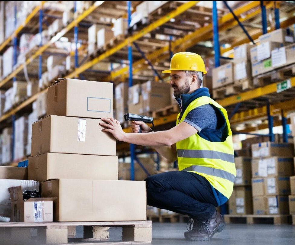 Logistiek medewerker verzamelt pakketten